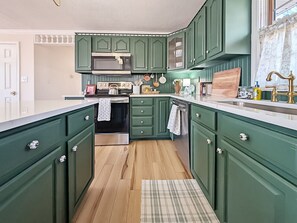 Coffee/tea maker, fridge, microwave, oven