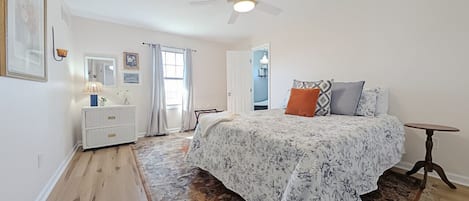 3 habitaciones, escritorio y tabla de planchar con plancha