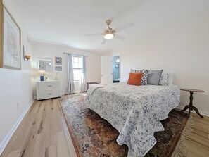 3 habitaciones, escritorio y tabla de planchar con plancha 