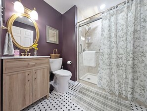 Secadora de cabello, toallas, shampoo, papel de baño 