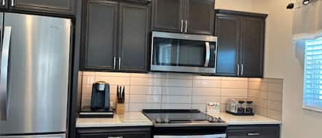 Refrigerador, microondas, horno y parrilla de estufa