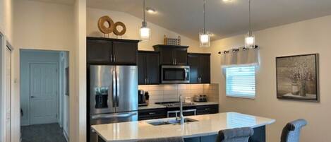 Réfrigérateur, four à micro-ondes, un four, surface de cuisson