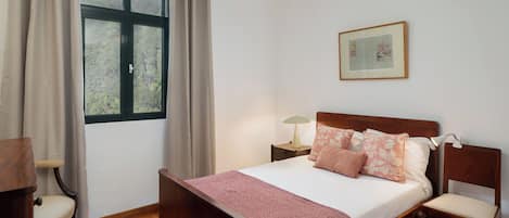 3 habitaciones, tabla de planchar con plancha, wifi y ropa de cama