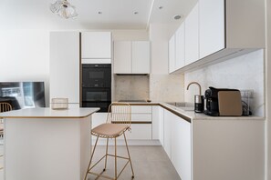 Fridge, microwave, oven, coffee/tea maker