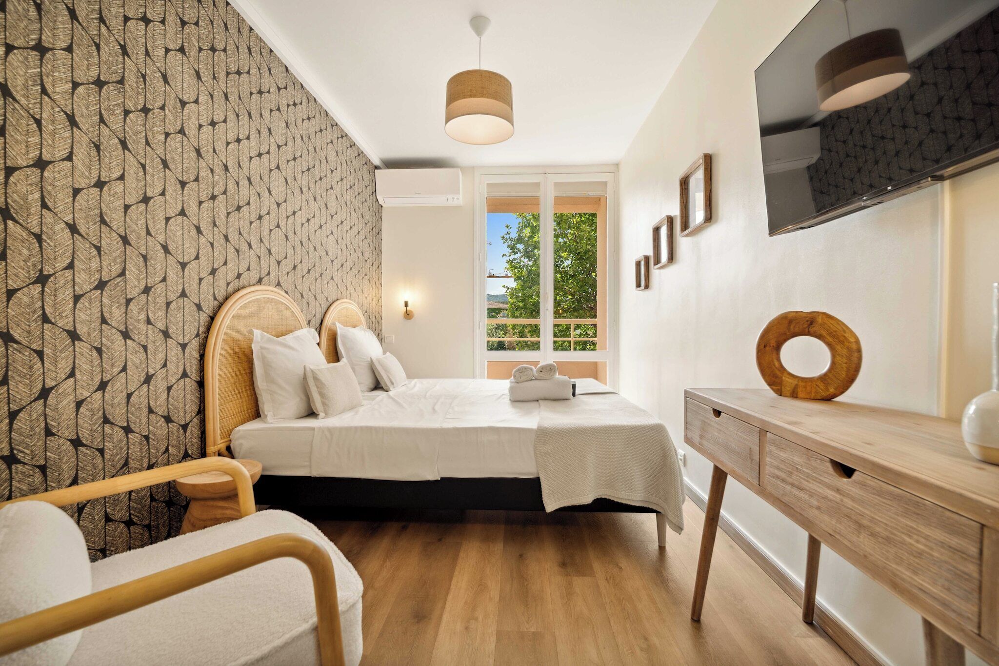 2 slaapkamers, een bureau, een strijkplank/strijkijzer, gratis wifi
