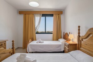 3 室のベッドルーム、WiFi (無料)、ベッドシーツ