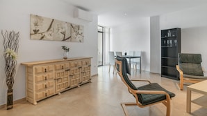 Una sala moderna con un aparador de madera, una mesa de comedor y sillas.