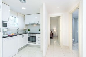 Fridge, microwave, oven, stovetop - Apartment in Roses near de la Punta Beach (Rosas / Roses)