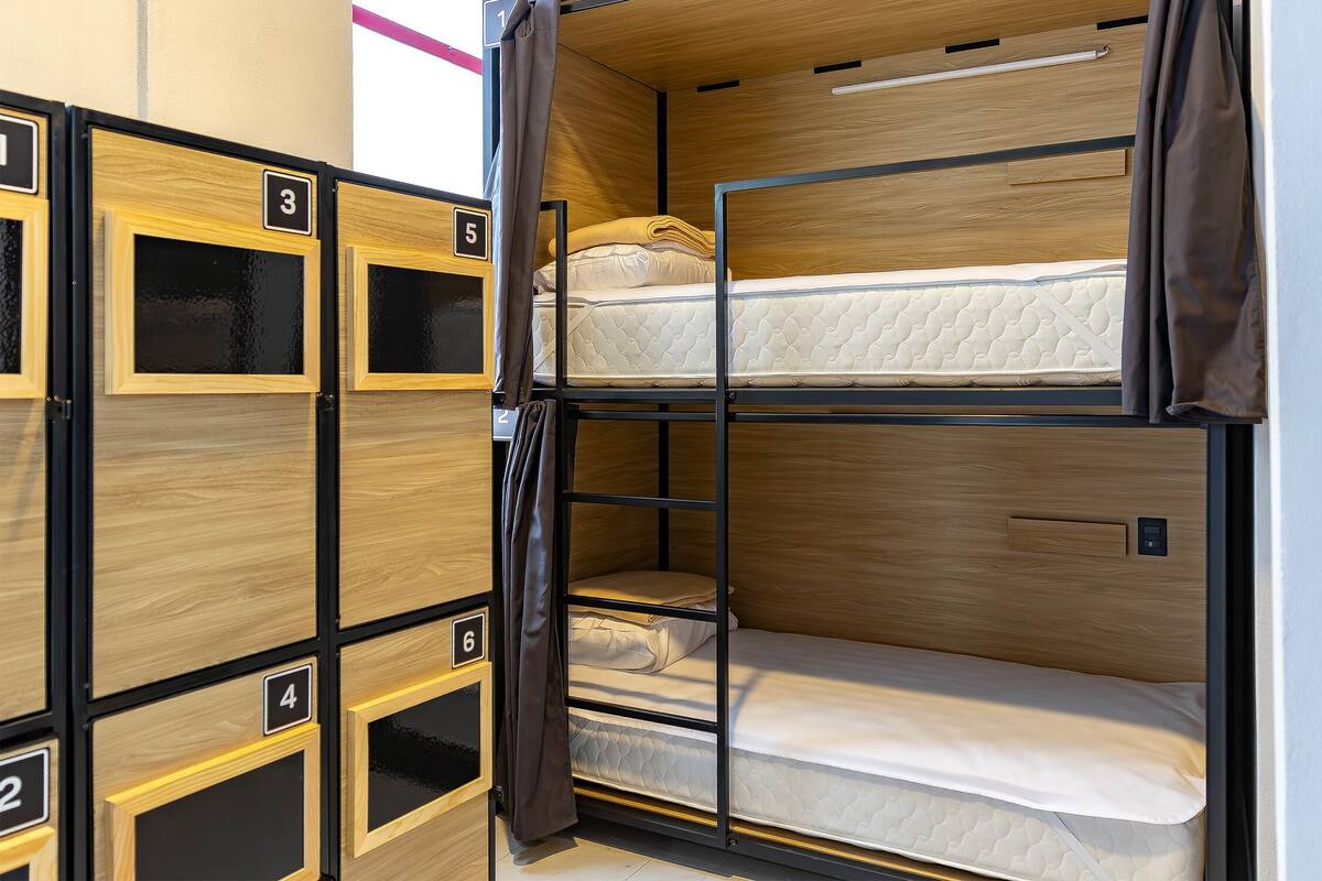 Cama en dormitorio femenino compartido de 10 camas | Wifi gratis