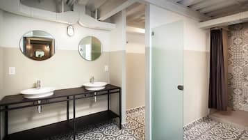 Dormitorio compartido básico, solo para mujeres | Baño