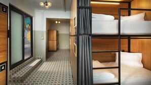 Een hotelkamer met een stapelbed, een kleine kitchenette en een badkamer.