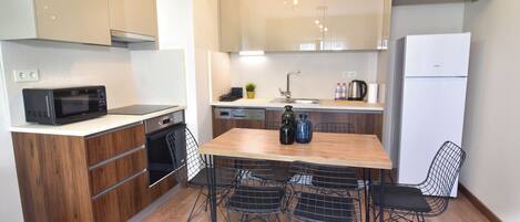 KĂŒhlschrank, Mikrowelle, Ofen, Herdplatte