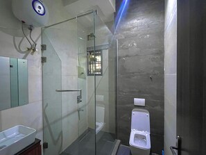 Regadera, toallas, papel de baño