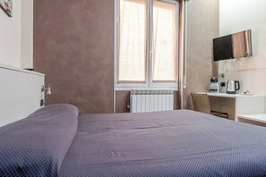 Een bureau, gratis wifi, beddengoed