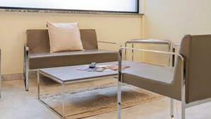 Una habitación moderna con un sofá, una mesita y una silla.