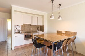 Frigorífico, microondas, placa de cocina y lavavajillas