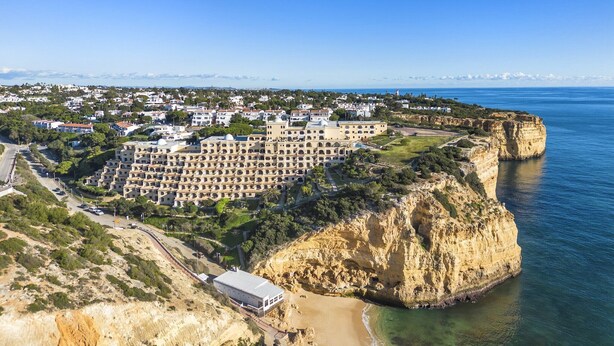 A coastal hotel with a large building complex, a beach, and cliffs. - Casa Colina Sol 611 - Seaview apartment (Carvoeiro)