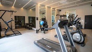 Ein modernes Fitnessstudio mit Laufbändern, Ergometer und Kurzhanteln.