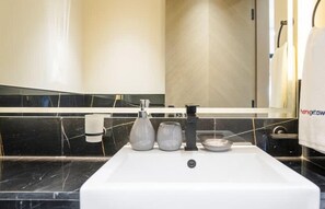 Een douche, een haardroger, handdoeken