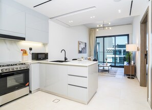 Refrigerador, microondas, horno, placa de cocina