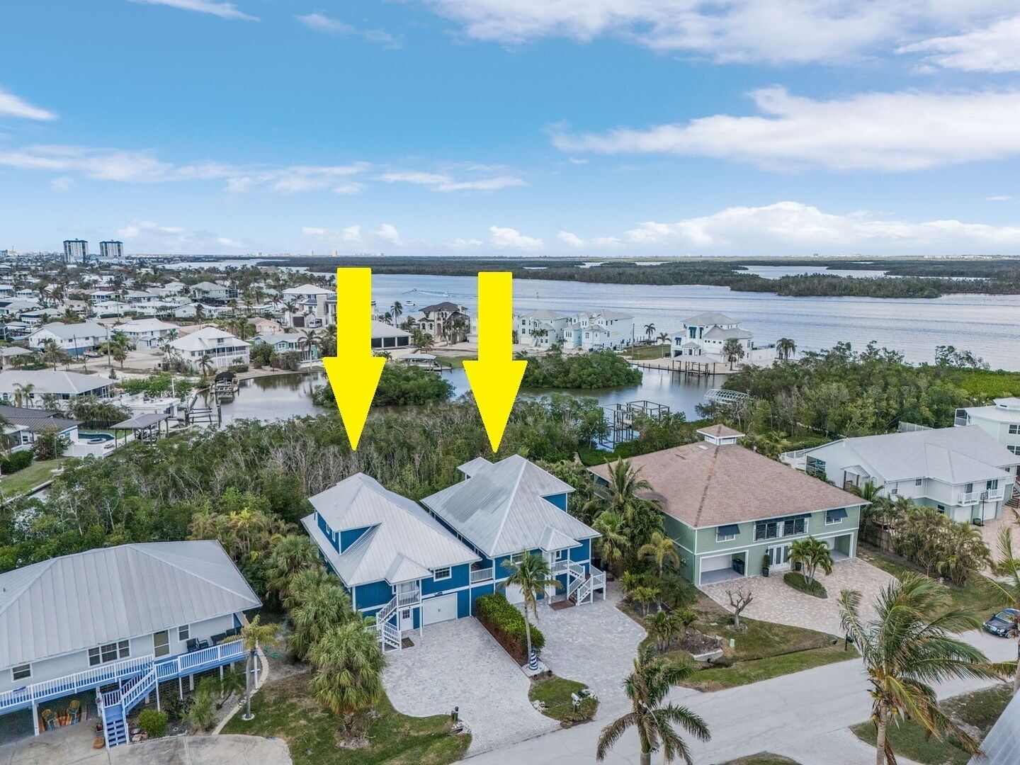 Zona residencial con casas, un muelle y una masa de agua.