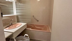 A bathroom with a sink, mirror, and bathtub. - 🏖️ Les Pieds dans le Sable - Unique Apartment with Direct Beach Access (Le Crotoy)