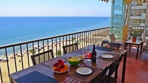 Outdoor dining - Ref: 268 Stunning apartment on the beach front in Fuengirola with pool and parking (Fuengirola)
