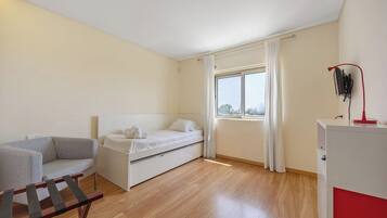 3 bedrooms, iron/ironing board, free WiFi, bed sheets