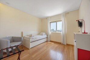 3 chambres, fer et planche à repasser, Wi-Fi gratuit, draps fournis