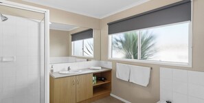 Douche, sèche-cheveux, serviettes fournies