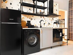 Fridge, oven, stovetop, coffee/tea maker