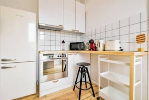 Frigorifero, microonde, forno, piano cottura