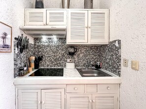 Réfrigérateur, micro-ondes, plaque de cuisson, cafetière/bouilloire