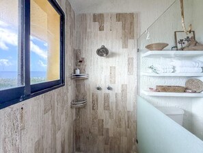 Dusche, Haartrockner, Handtücher