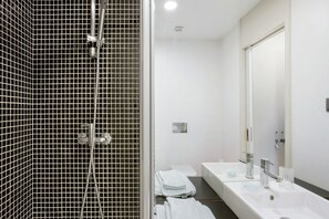 Shower, towels - Apartment 'Macedo' with Sea View, Balcony and Wi-Fi (funchal)
