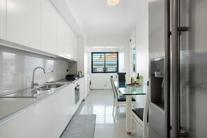 Fridge, microwave, oven, stovetop - Apartment 'Macedo' with Sea View, Balcony and Wi-Fi (funchal)