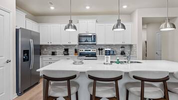 Réfrigérateur, four à micro-ondes, un four, surface de cuisson