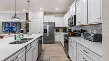 Een koelkast, een magnetron, een oven, een kookplaat