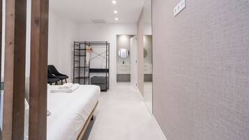 Tabla de planchar con plancha, cuna de viaje, wifi gratis y ropa de cama