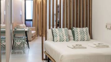 Een strijkplank/strijkijzer, reisbedje, gratis wifi, beddengoed