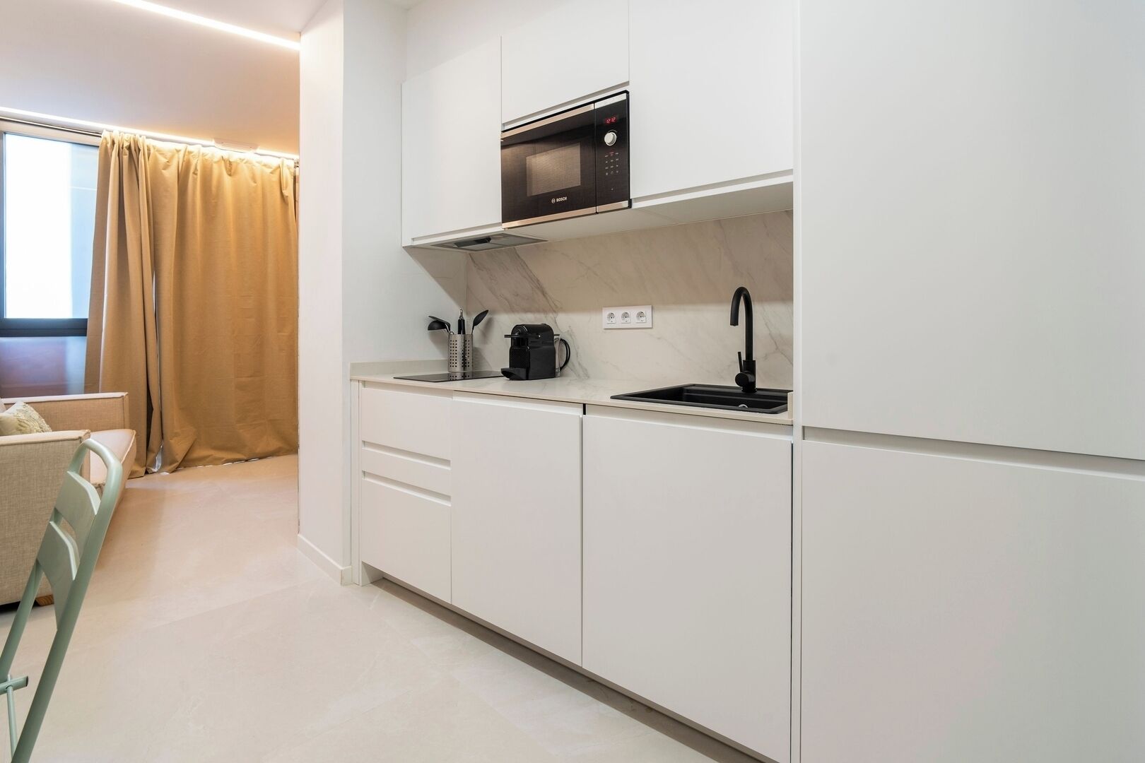 Een koelkast, een magnetron, een kookplaat, een vaatwasser