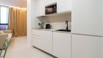 Een koelkast, een microgolfoven, een kookplaat, een vaatwasser