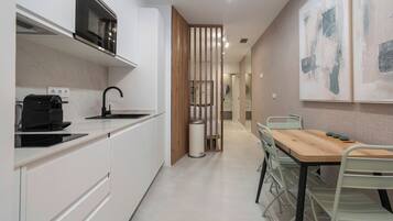 Een koelkast, een microgolfoven, een kookplaat, een vaatwasser