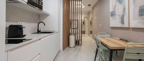 Kylskåp, mikrovågsugn, spishäll och diskmaskin