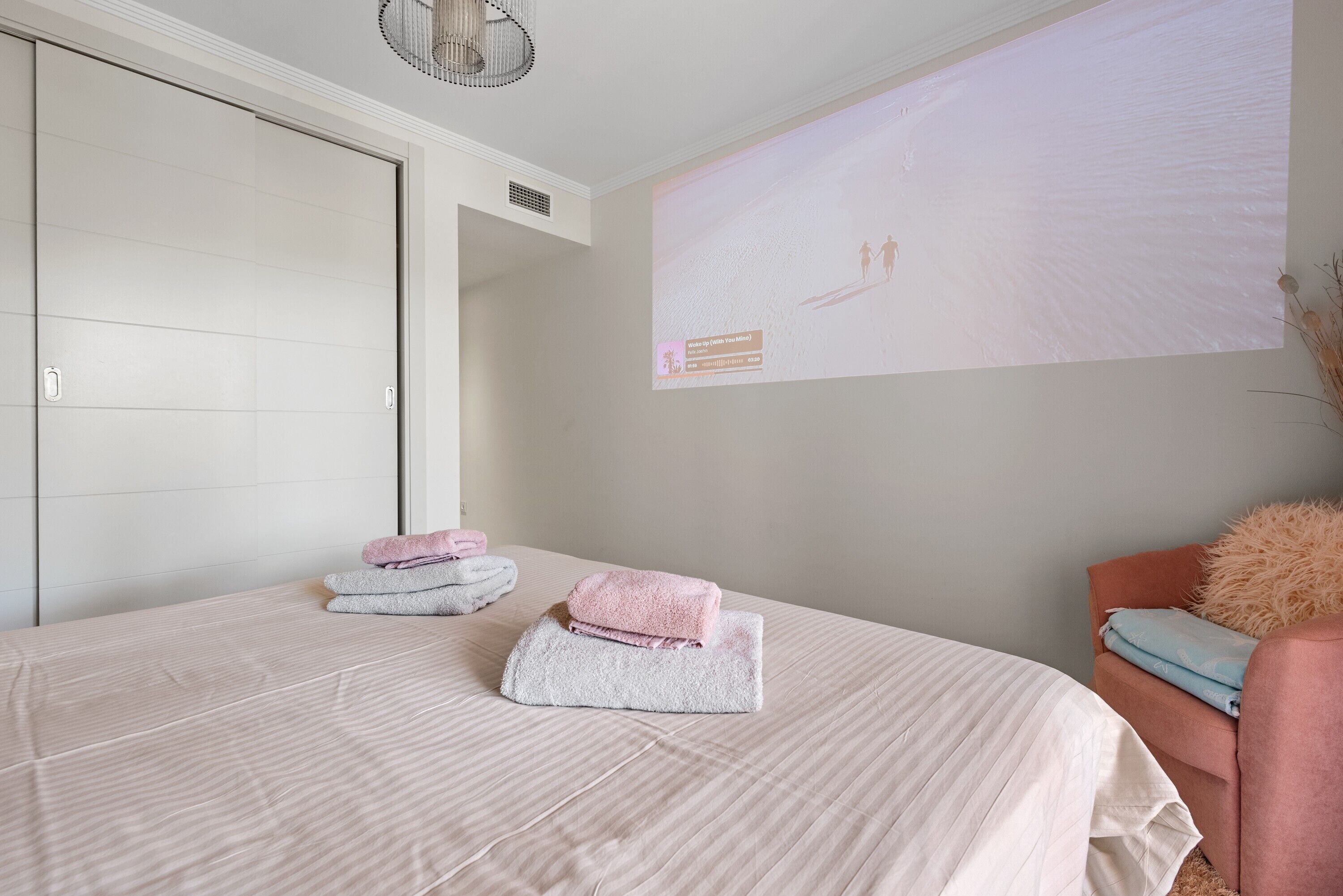2 slaapkamers, een strijkplank/strijkijzer, gratis wifi, beddengoed