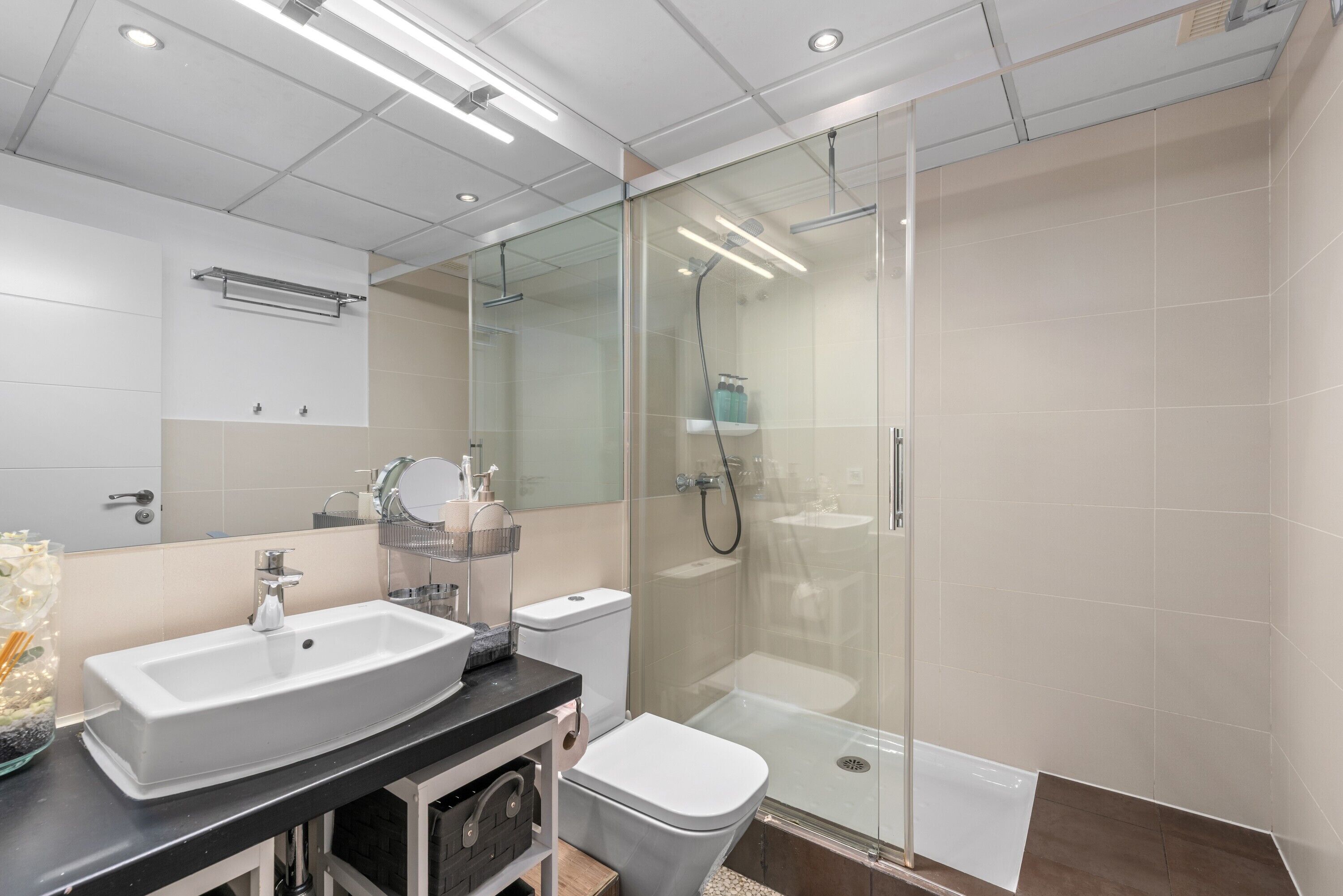 Een douche, een haardroger, handdoeken