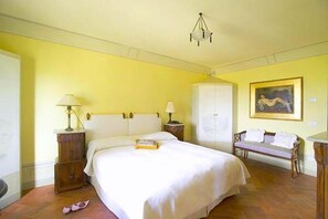 6 dormitorios, tabla de planchar con plancha, Internet y ropa de cama