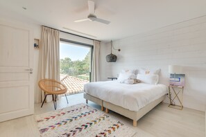 5 bedrooms, iron/ironing board, Internet, bed sheets