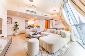 TV - Next to Gate Avenue, Park Towers DIFC by Deluxe Holiday Homes (Dubai)