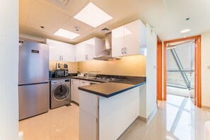 Geladeira, micro-ondas, fogão, cooktop